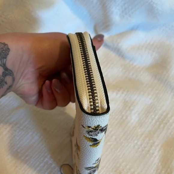 COACH Accordion Zip wallet in prairie print - 59014- NWT - Picture 5 of 8